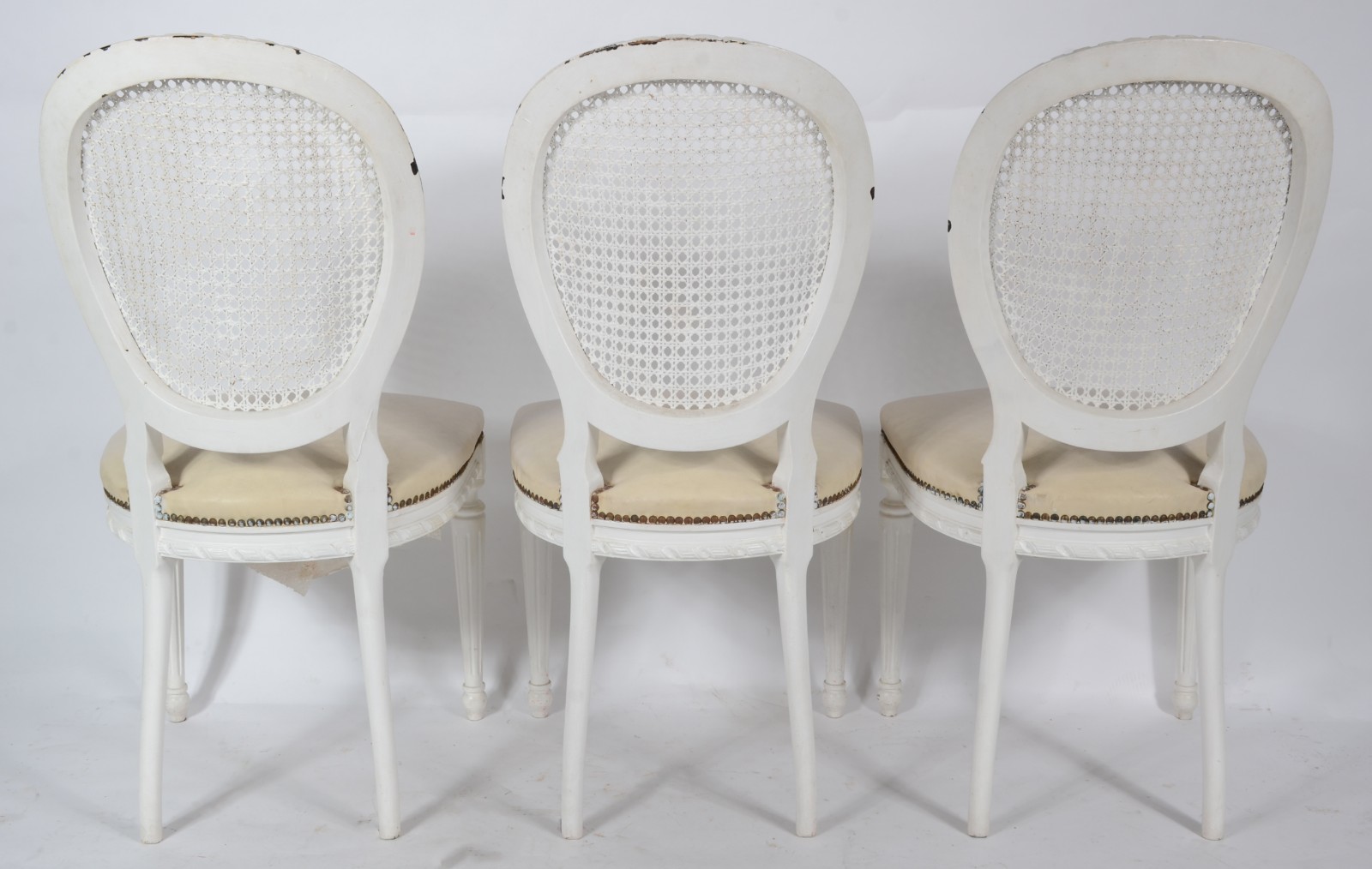 Mesa de madeira pintada de branco com tampo dobrável apoiado em... - foto 6 de 11