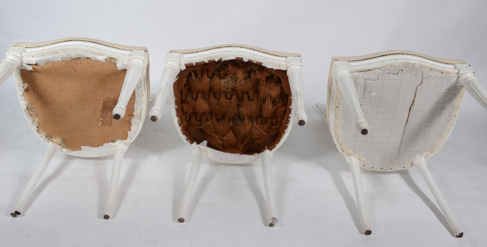 Mesa de madeira pintada de branco com tampo dobrável apoiado em... - foto 7 de 11