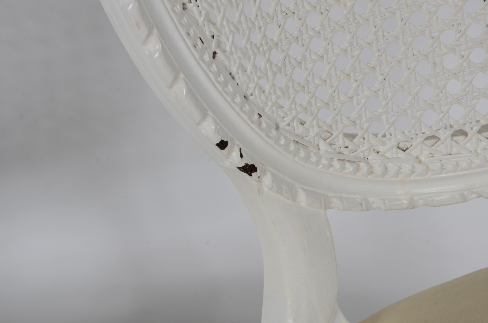 Mesa de madeira pintada de branco com tampo dobrável apoiado em... - foto 10 de 11