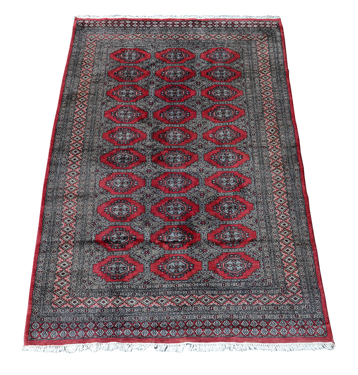 Tapete Pakistan. Medidas 2,43 x 1,56 m.