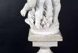 Dáfnis e Cloé, excepcional escultura em mármore... - Dáfnis e Cloé, excepcional escultura em mármore de Carrara do século XIX, representados como duas crianças com guirlanda de flores. Um dos dedos...