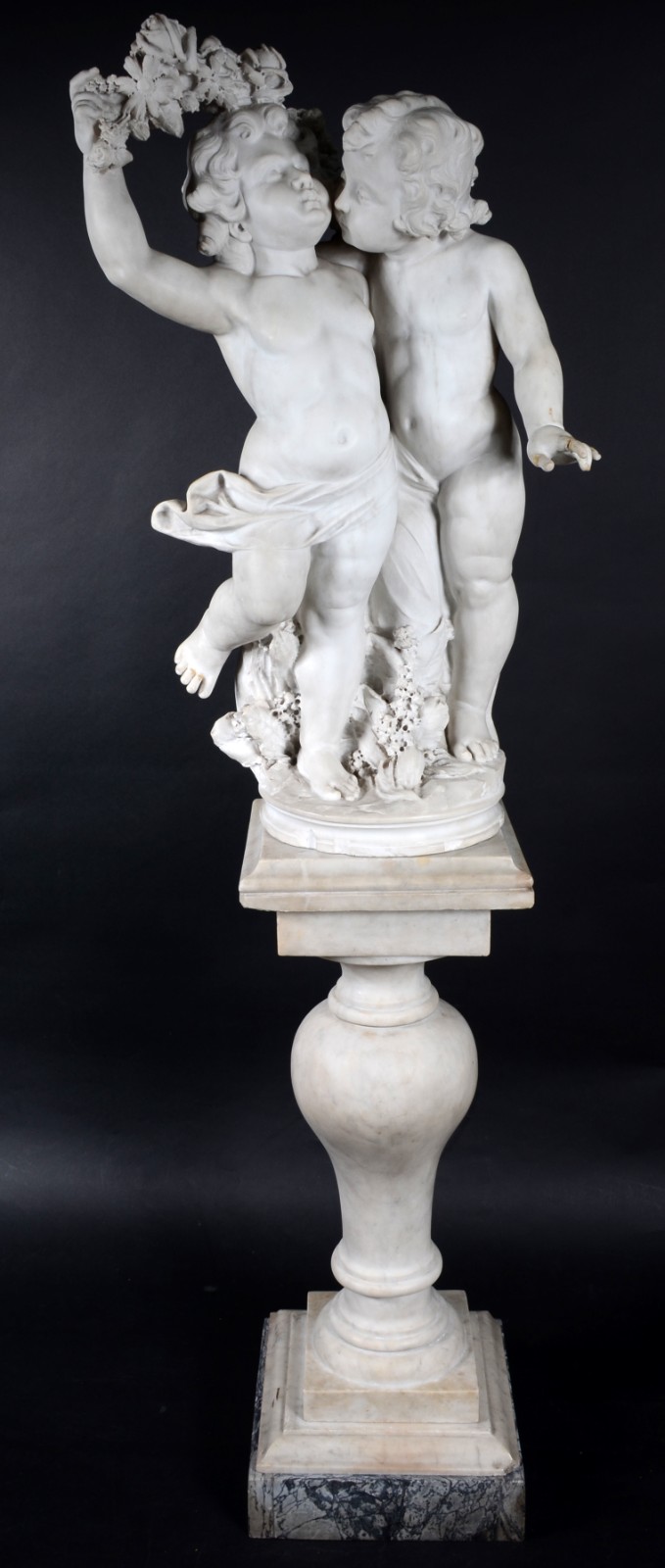 Dáfnis e Cloé, excepcional escultura em mármore de Carrara do século... - foto 1 de 8