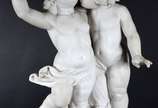 Dáfnis e Cloé, excepcional escultura em mármore... - Dáfnis e Cloé, excepcional escultura em mármore de Carrara do século XIX, representados como duas crianças com guirlanda de flores. Um dos dedos...