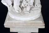Dáfnis e Cloé, excepcional escultura em mármore... - Dáfnis e Cloé, excepcional escultura em mármore de Carrara do século XIX, representados como duas crianças com guirlanda de flores. Um dos dedos...