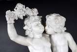 Dáfnis e Cloé, excepcional escultura em mármore... - Dáfnis e Cloé, excepcional escultura em mármore de Carrara do século XIX, representados como duas crianças com guirlanda de flores. Um dos dedos...
