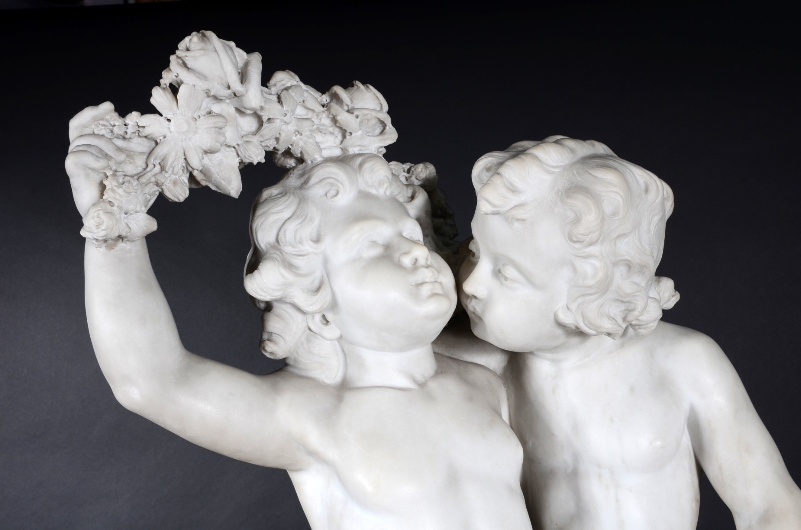Dáfnis e Cloé, excepcional escultura em mármore de Carrara do século... - foto 5 de 8