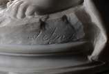 Dáfnis e Cloé, excepcional escultura em mármore... - Dáfnis e Cloé, excepcional escultura em mármore de Carrara do século XIX, representados como duas crianças com guirlanda de flores. Um dos dedos...