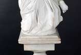 Dáfnis e Cloé, excepcional escultura em mármore... - Dáfnis e Cloé, excepcional escultura em mármore de Carrara do século XIX, representados como duas crianças com guirlanda de flores. Um dos dedos...