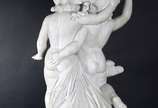 Dáfnis e Cloé, excepcional escultura em mármore... - Dáfnis e Cloé, excepcional escultura em mármore de Carrara do século XIX, representados como duas crianças com guirlanda de flores. Um dos dedos...