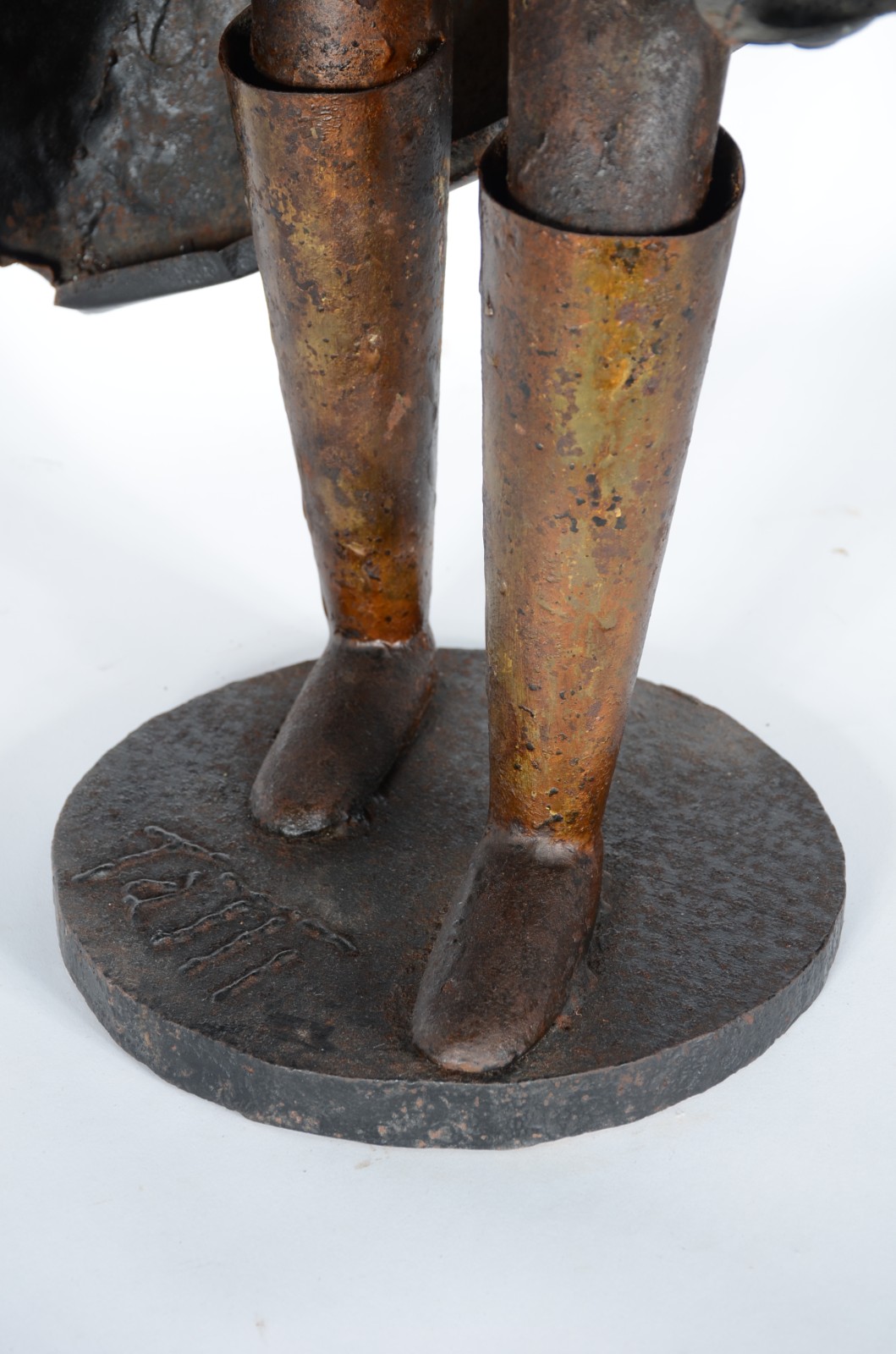 Tatti Moreno (1944-2022), Figura com capa, espada com escudo e balança - foto 5 de 8