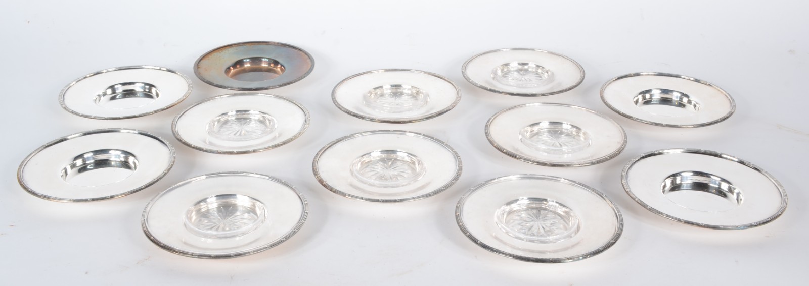 Conjunto com 12 pratinhos de metal prateado ingles Mappin & Webb com... - foto 1 de 7
