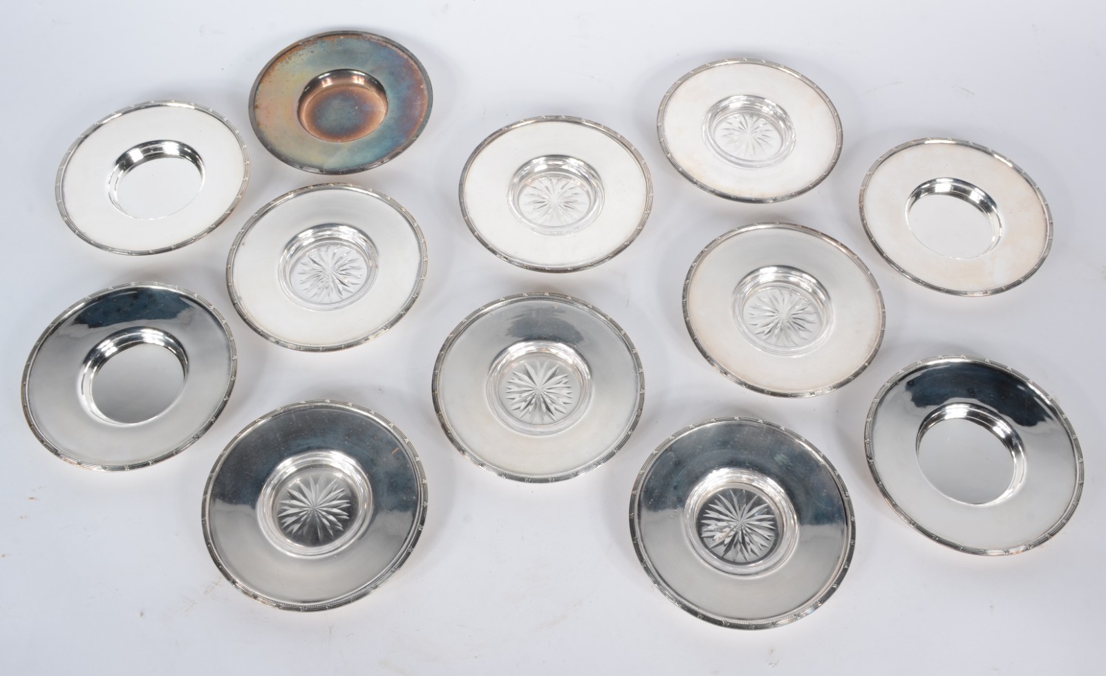 Conjunto com 12 pratinhos de metal prateado ingles Mappin & Webb com... - foto 2 de 7