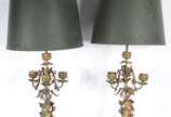 Par de abatjoures franceses de bronze ormulu, b... - Par de abatjoures franceses de bronze ormulu, bases na forma de candelabros decoradas com figuras de "pucci", cúpulas de metal pintado com altur...