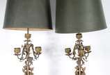 Par de abatjoures franceses de bronze ormulu, b... - Par de abatjoures franceses de bronze ormulu, bases na forma de candelabros decoradas com figuras de "pucci", cúpulas de metal pintado com altur...