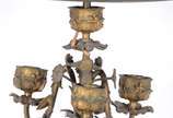 Par de abatjoures franceses de bronze ormulu, b... - Par de abatjoures franceses de bronze ormulu, bases na forma de candelabros decoradas com figuras de "pucci", cúpulas de metal pintado com altur...
