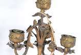 Par de abatjoures franceses de bronze ormulu, b... - Par de abatjoures franceses de bronze ormulu, bases na forma de candelabros decoradas com figuras de "pucci", cúpulas de metal pintado com altur...