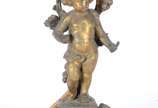 Par de abatjoures franceses de bronze ormulu, b... - Par de abatjoures franceses de bronze ormulu, bases na forma de candelabros decoradas com figuras de "pucci", cúpulas de metal pintado com altur...