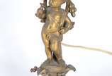Par de abatjoures franceses de bronze ormulu, b... - Par de abatjoures franceses de bronze ormulu, bases na forma de candelabros decoradas com figuras de "pucci", cúpulas de metal pintado com altur...