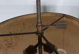 Par de abatjoures franceses de bronze ormulu, b... - Par de abatjoures franceses de bronze ormulu, bases na forma de candelabros decoradas com figuras de "pucci", cúpulas de metal pintado com altur...