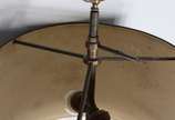 Par de abatjoures franceses de bronze ormulu, b... - Par de abatjoures franceses de bronze ormulu, bases na forma de candelabros decoradas com figuras de "pucci", cúpulas de metal pintado com altur...