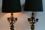 Par de abatjoures franceses de bronze ormulu, b... - Par de abatjoures franceses de bronze ormulu, bases na forma de candelabros decoradas com figuras de "pucci", cúpulas de metal pintado com altur...