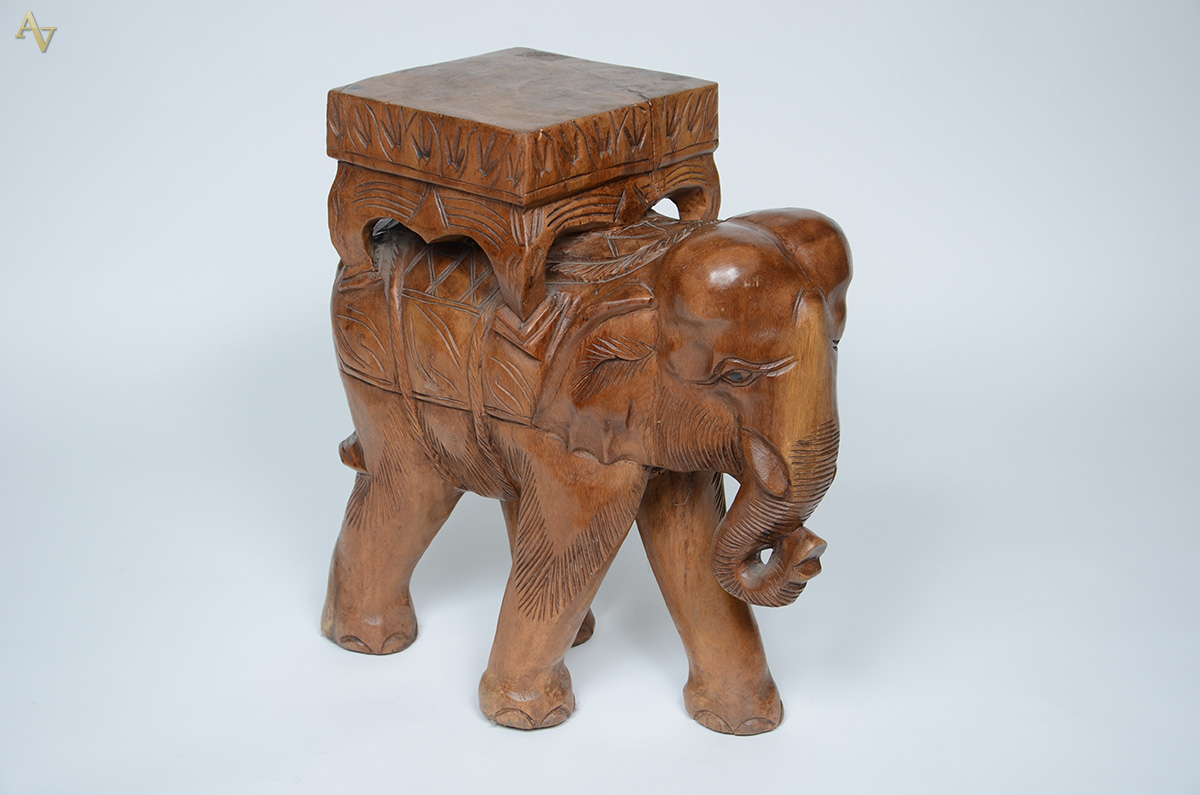 Escultura de madeira em forma de elefante. Altura 49 cm. - foto 1 de 3