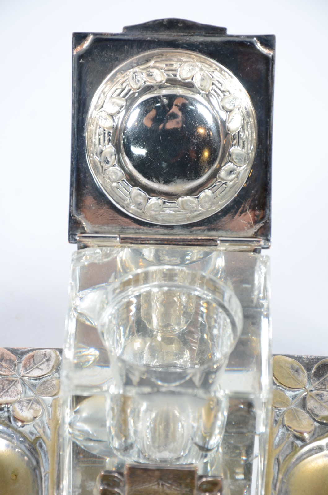 Tinteiro de metal com recipiente de cristal (lascados). Desgastes. - foto 6 de 9