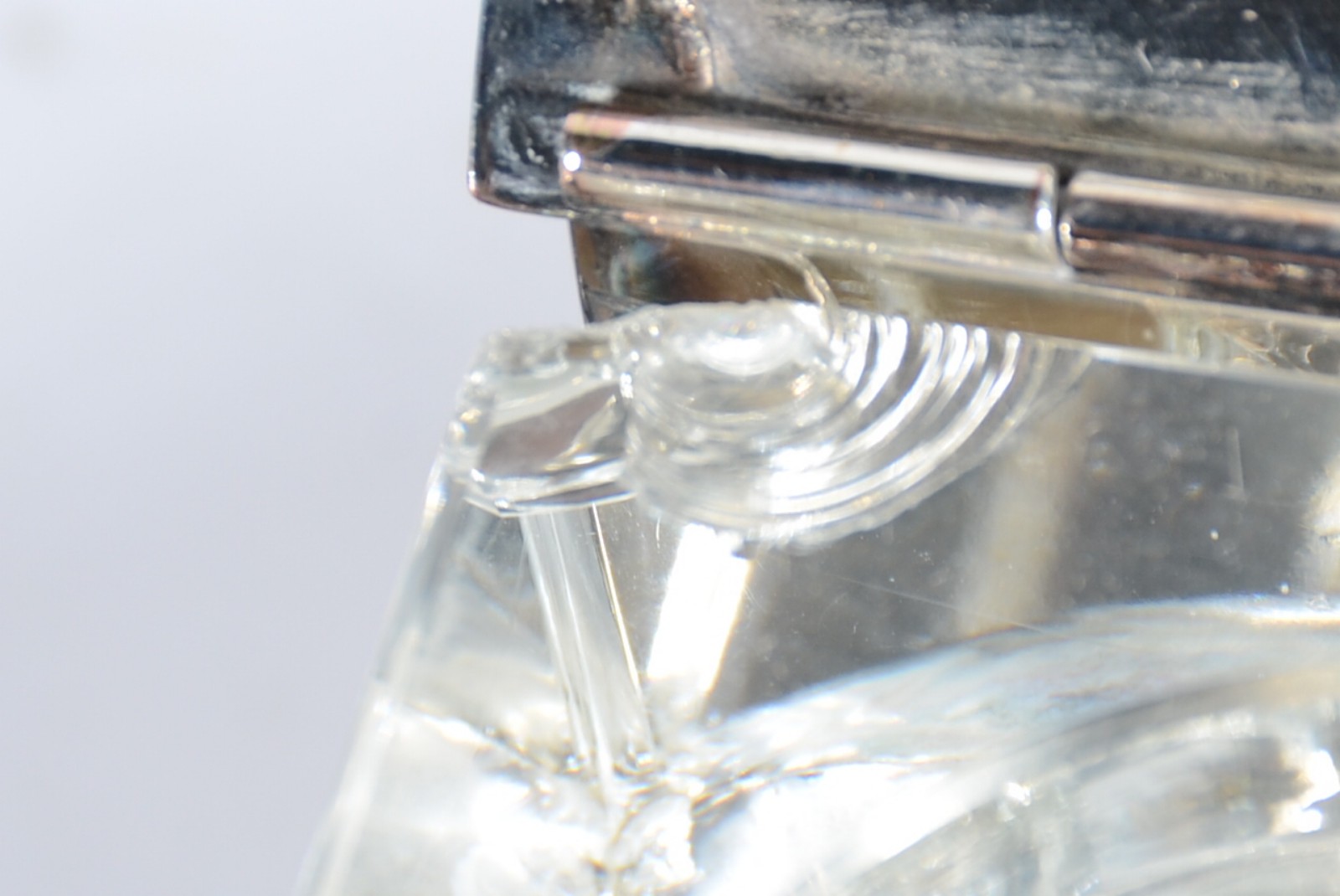 Tinteiro de metal com recipiente de cristal (lascados). Desgastes. - foto 8 de 9
