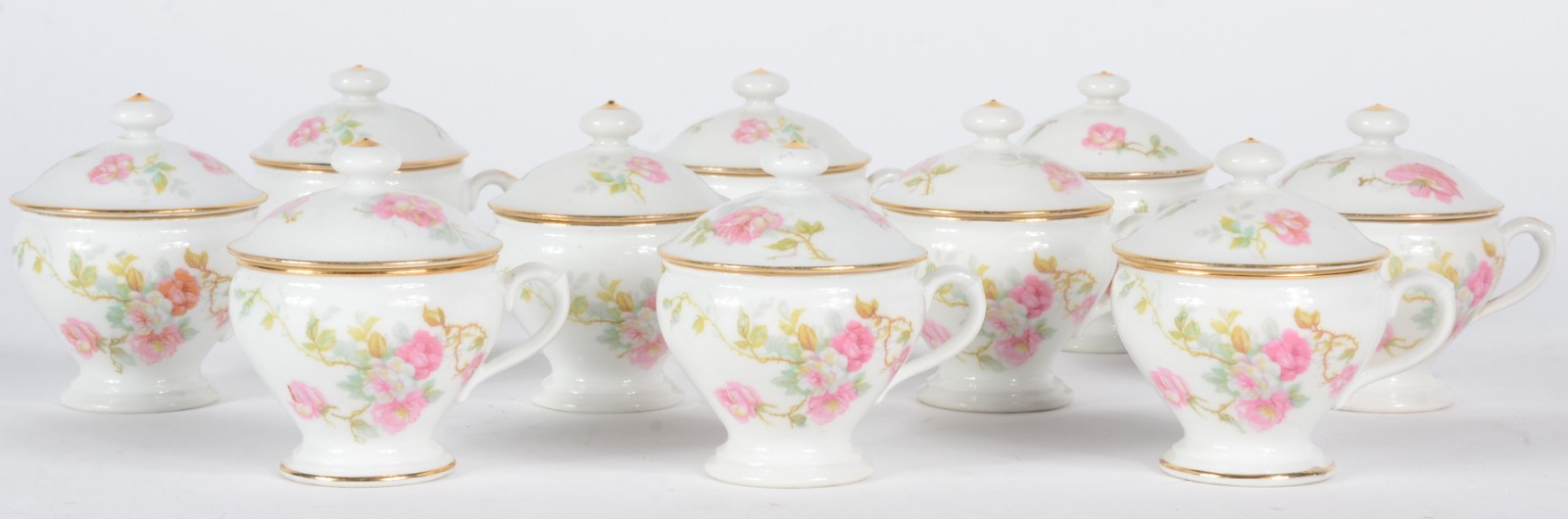 Conjunto com 10 cremeiras de porcelana francesa, decoração floral em... - foto 1 de 6