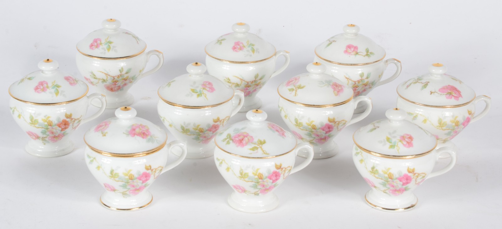 Conjunto com 10 cremeiras de porcelana francesa, decoração floral em... - foto 2 de 6