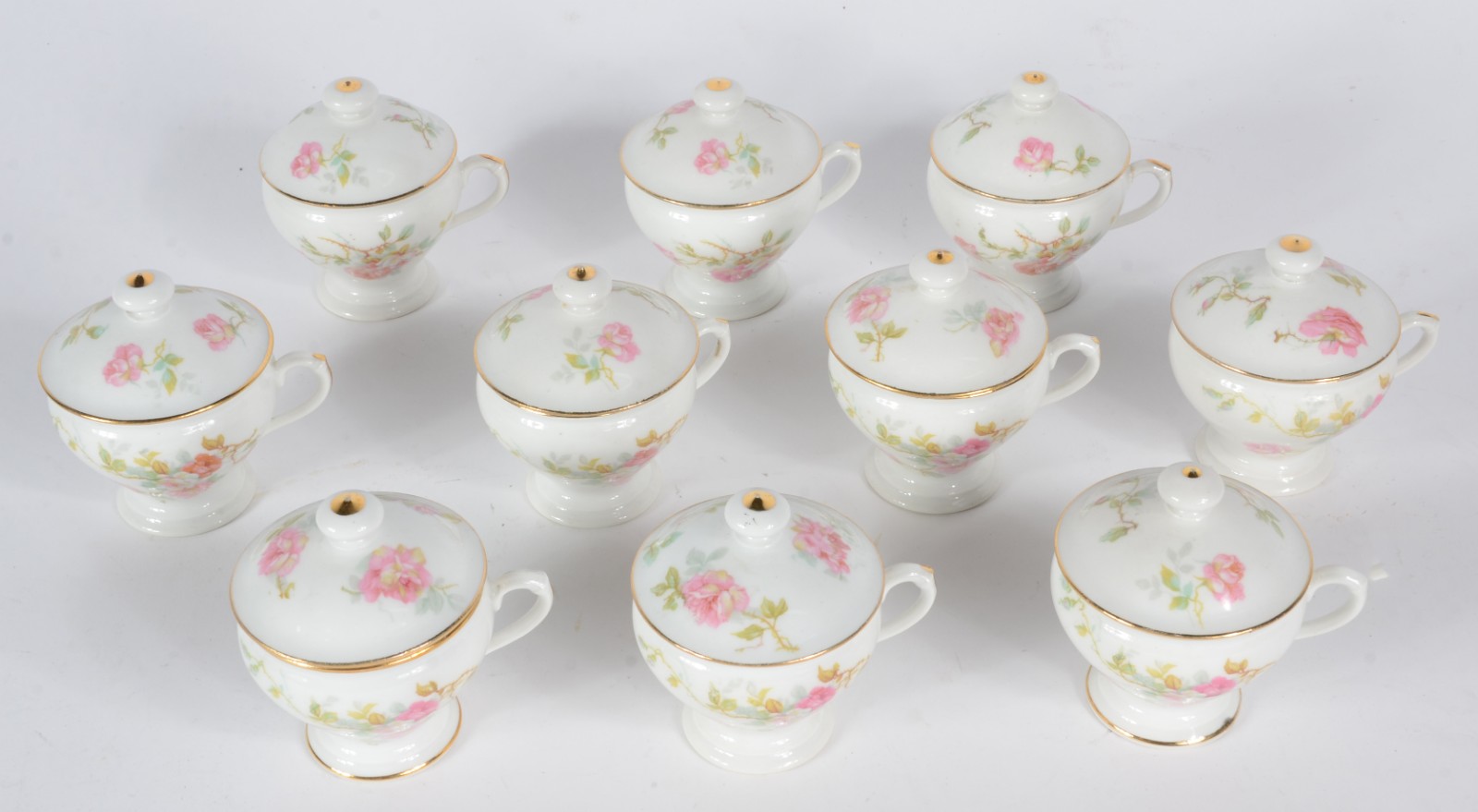 Conjunto com 10 cremeiras de porcelana francesa, decoração floral em... - foto 3 de 6