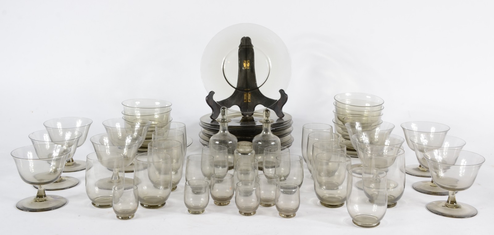 Serviço de cristal cinza, composto de: 10 taças para... - foto 1 de 9
