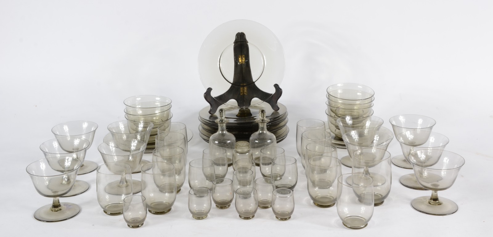 Serviço de cristal cinza, composto de: 10 taças para... - foto 2 de 9