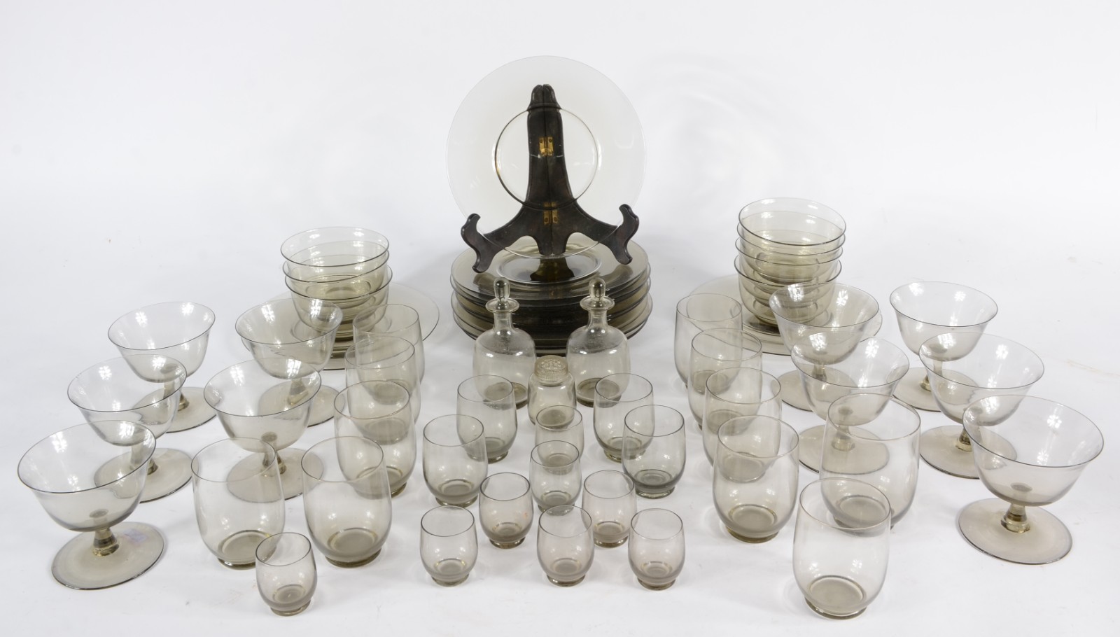Serviço de cristal cinza, composto de: 10 taças para... - foto 3 de 9