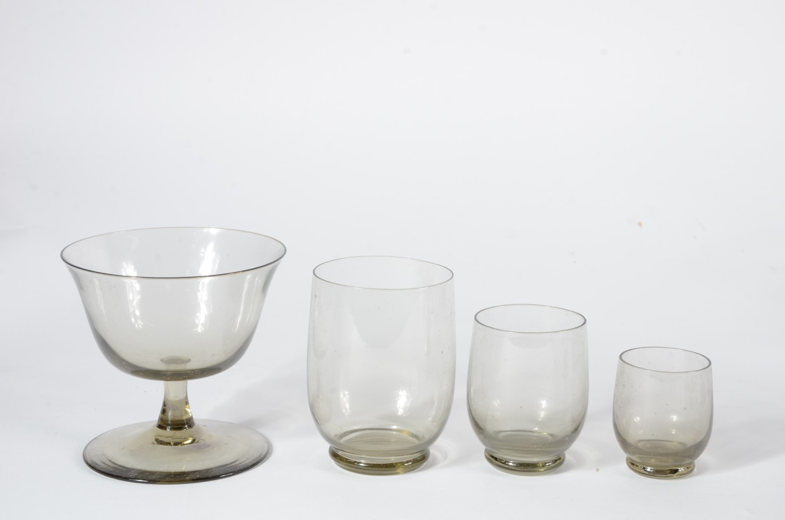 Serviço de cristal cinza, composto de: 10 taças para... - foto 4 de 9