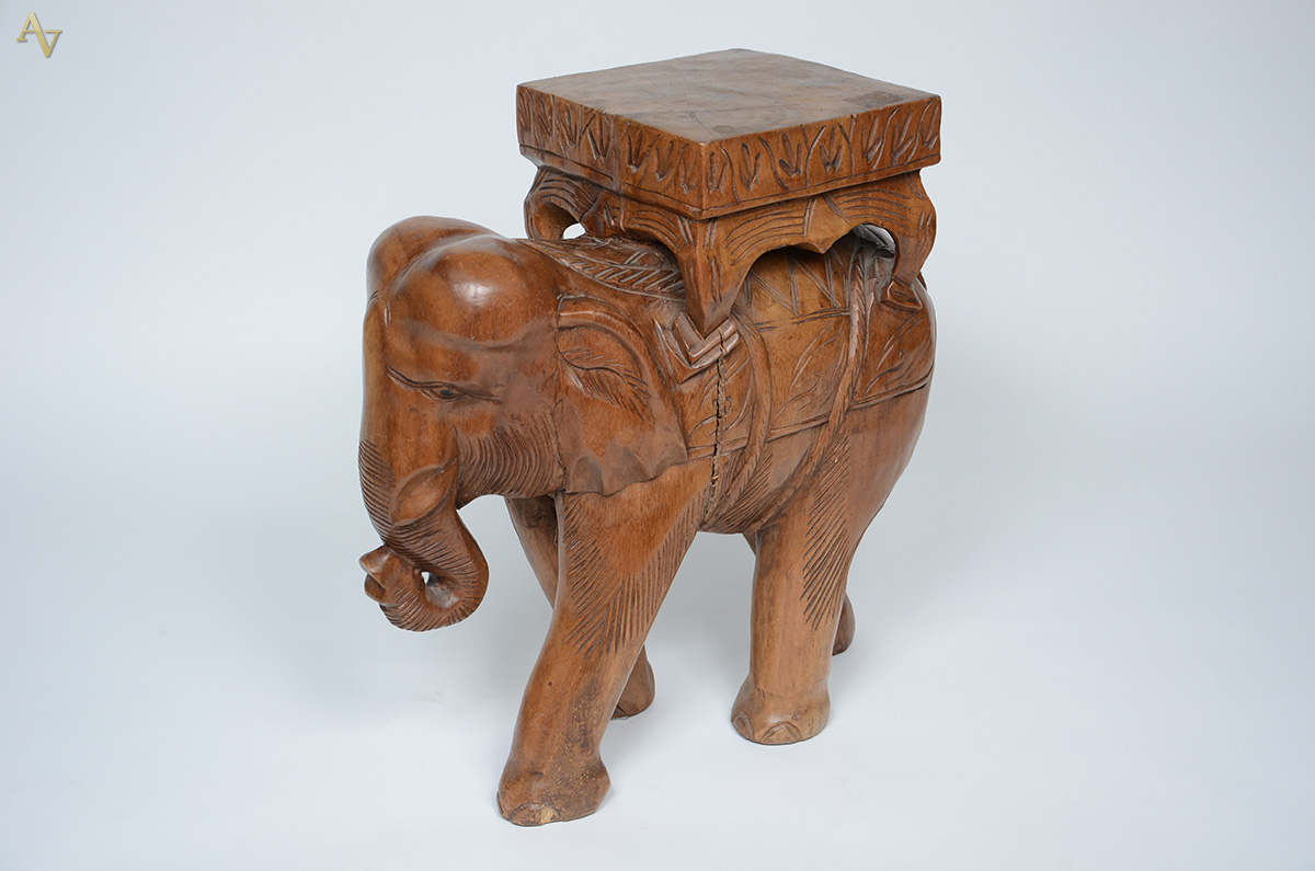 Escultura de madeira em forma de elefante. Altura 49 cm. - foto 2 de 3