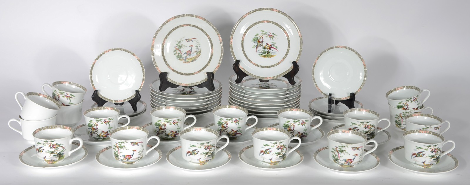 Serviço de chá e bolo de porcelana Emano, branca com borda decorada... - foto 1 de 5