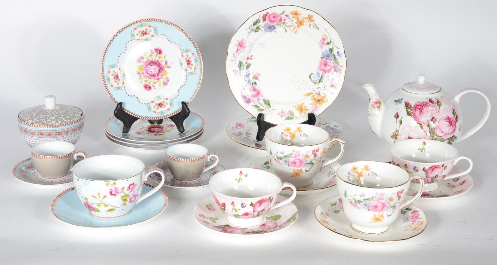 Diversas peças de porcelana, sendo: par de xícaras de chá com pires e... - foto 1 de 10