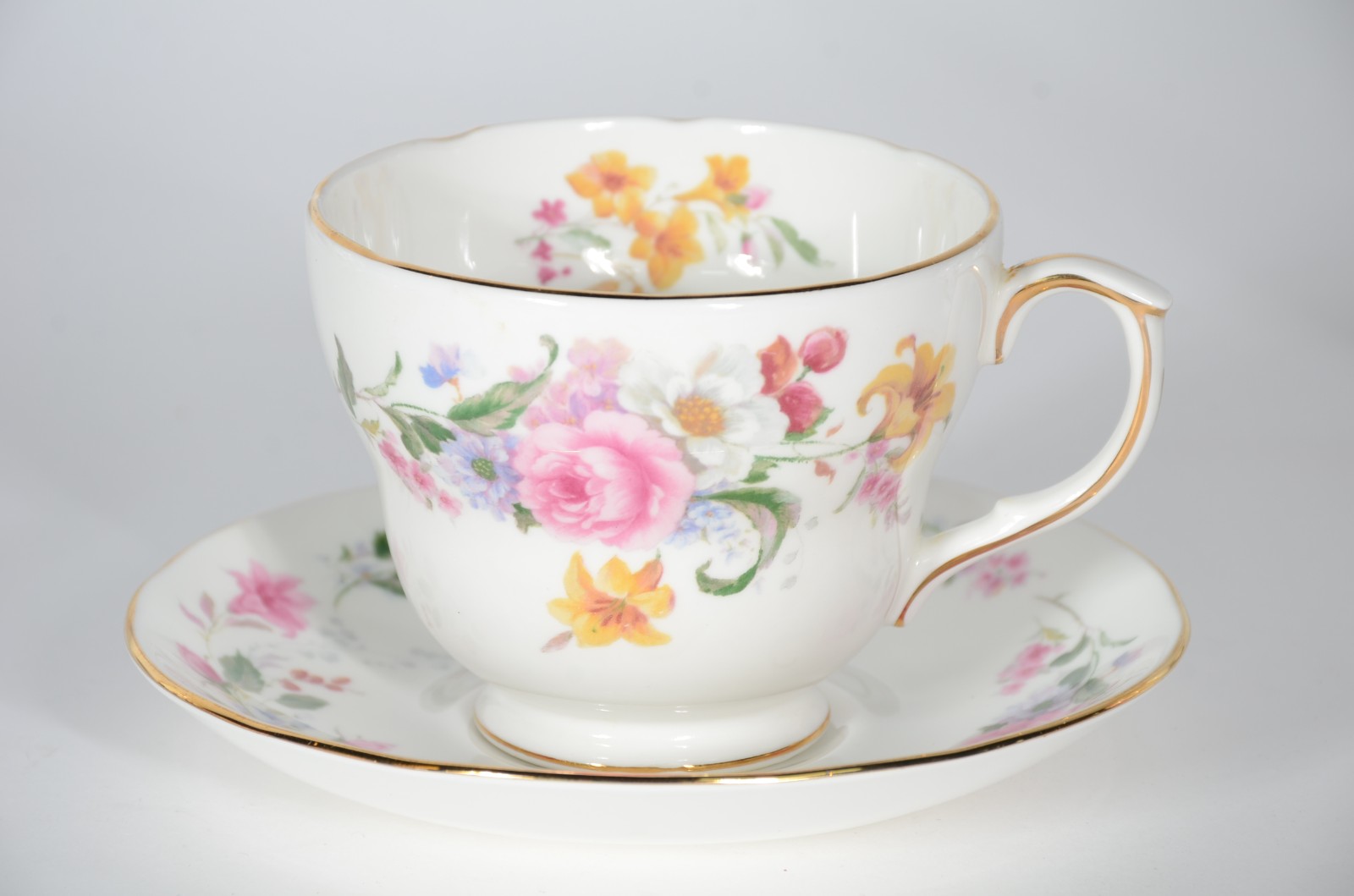 Diversas peças de porcelana, sendo: par de xícaras de chá com pires e... - foto 4 de 10