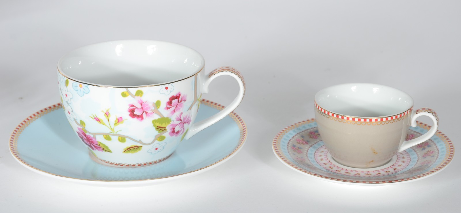 Diversas peças de porcelana, sendo: par de xícaras de chá com pires e... - foto 5 de 10