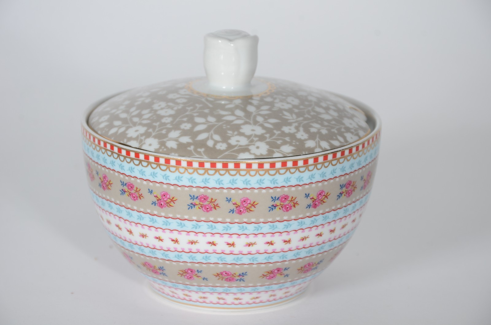 Diversas peças de porcelana, sendo: par de xícaras de chá com pires e... - foto 6 de 10