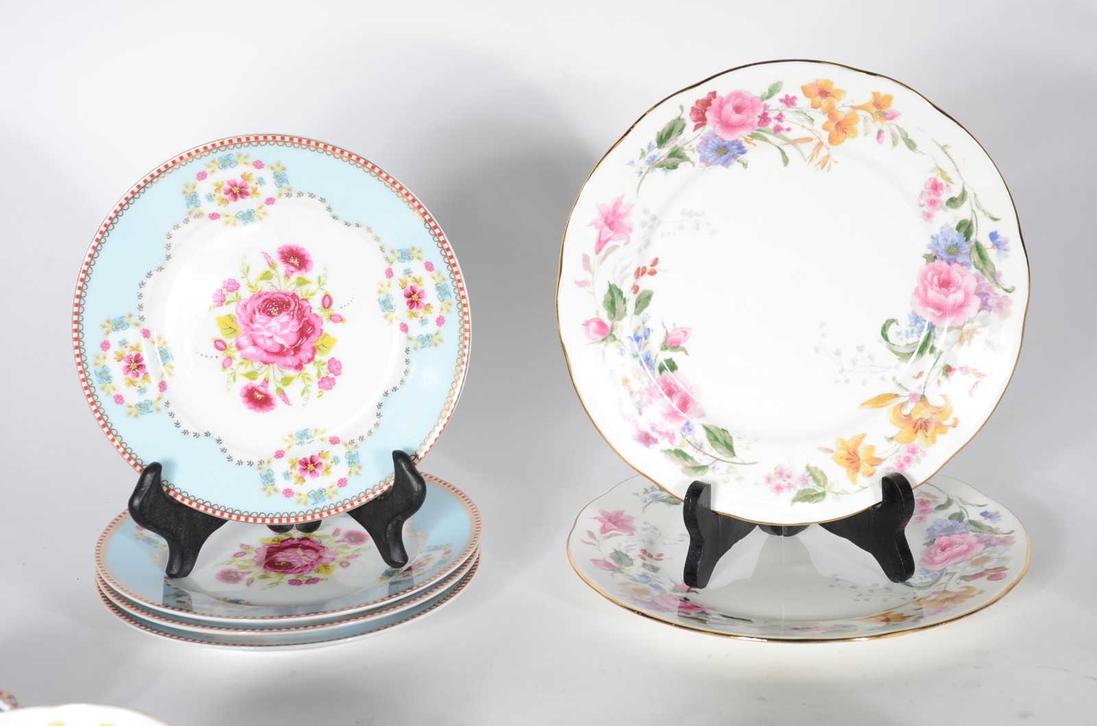 Diversas peças de porcelana, sendo: par de xícaras de chá com pires e... - foto 7 de 10