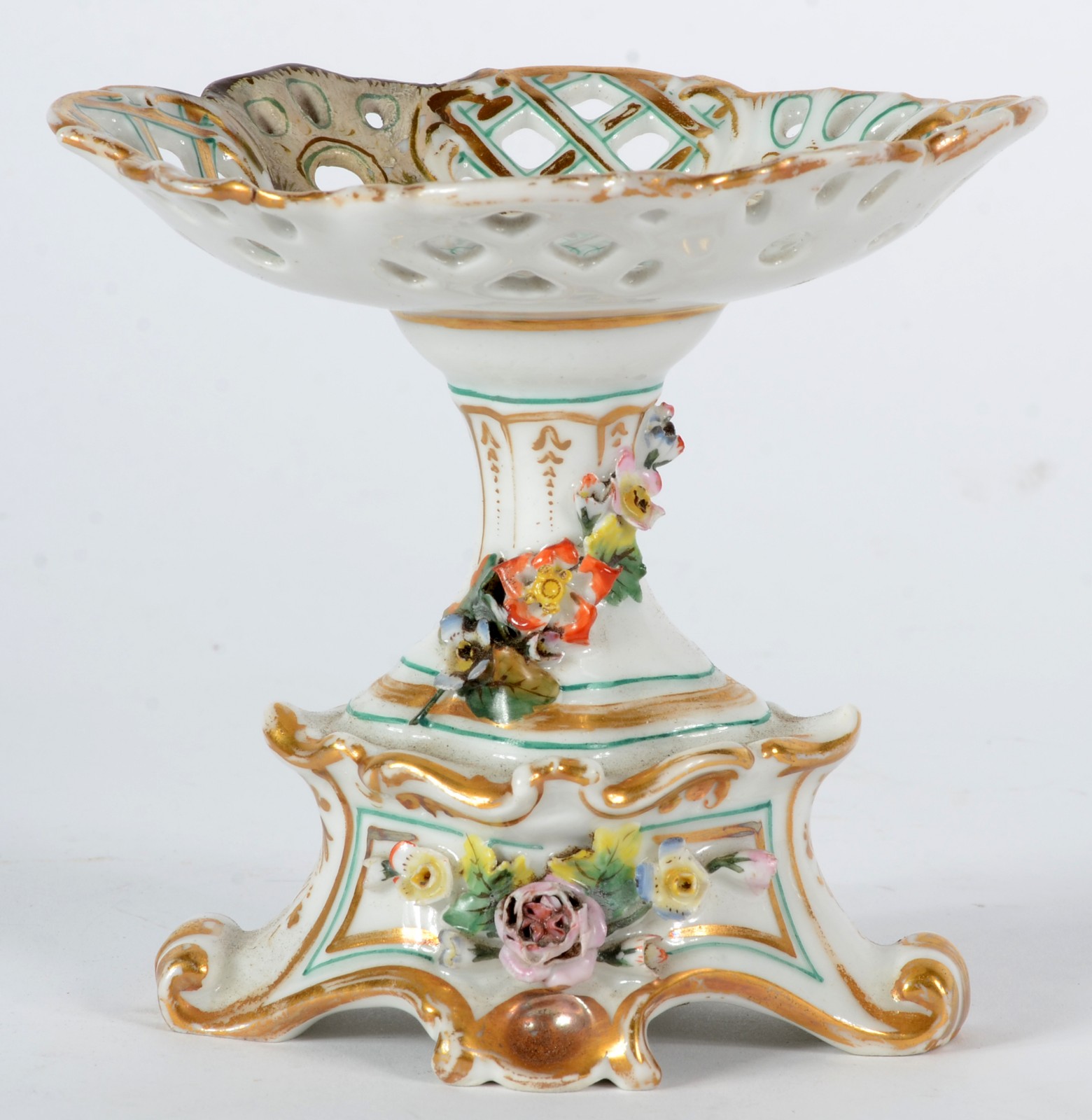 Pequena fruteira de porcelana europeia com flores em relevo... - foto 1 de 4