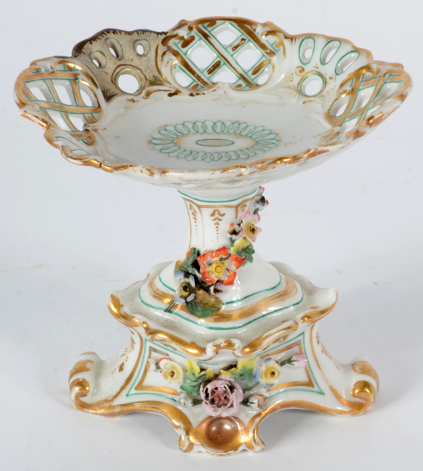 Pequena fruteira de porcelana europeia com flores em relevo... - foto 2 de 4