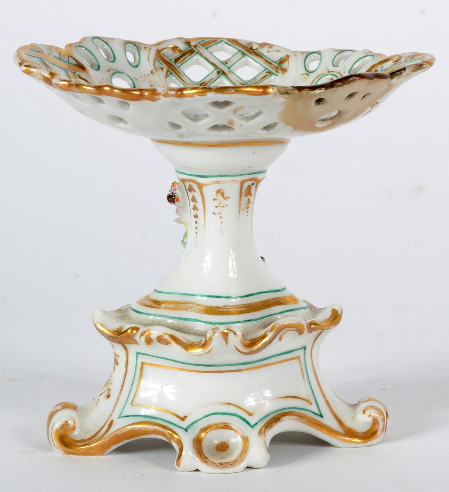 Pequena fruteira de porcelana europeia com flores em relevo... - foto 3 de 4