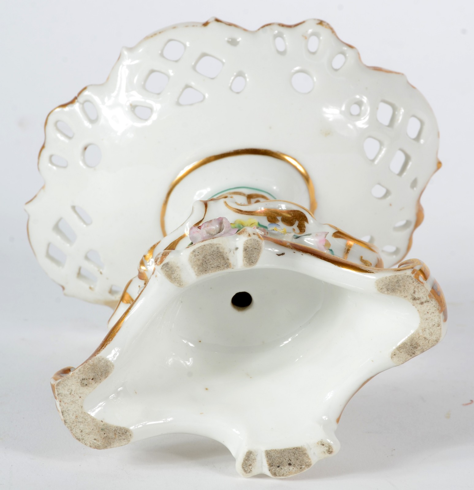 Pequena fruteira de porcelana europeia com flores em relevo... - foto 4 de 4
