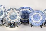 Diversas pratos de faiança inglesa azul e branc... - Diversas pratos de faiança inglesa azul e branca, várias decorações. Total: 11 peças.
