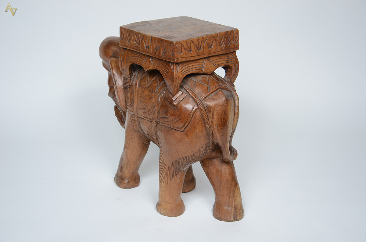 Escultura de madeira em forma de elefante. Altura 49 cm. - foto 3 de 3