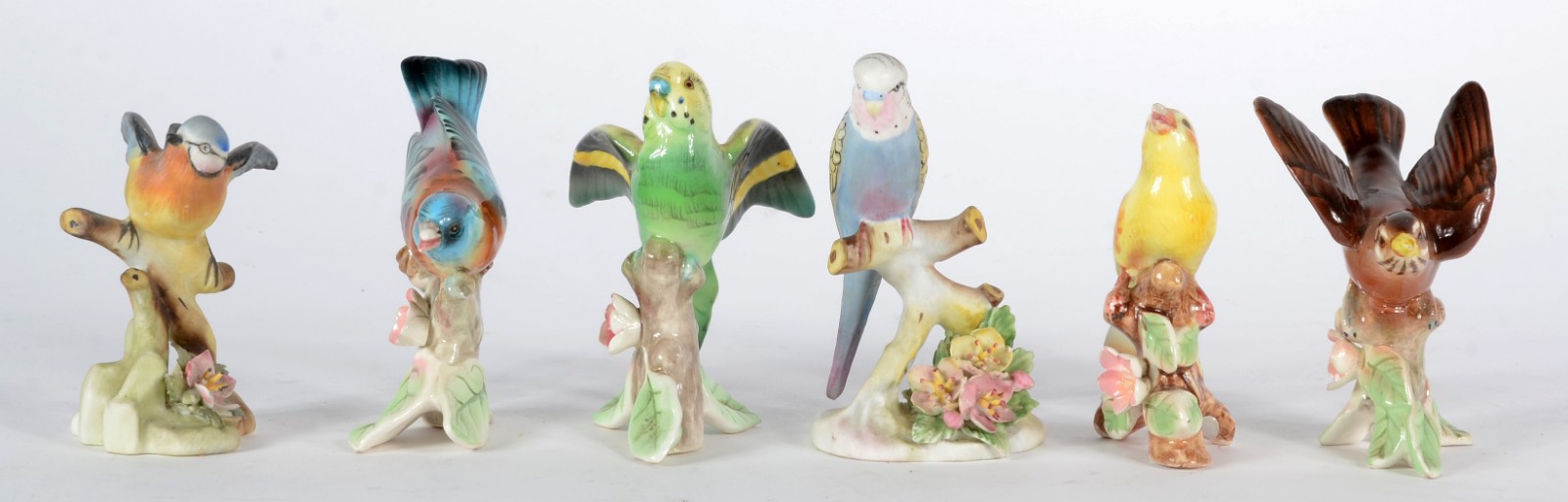 Conjunto com seis pássaros de porcelana policromada. Um deles com... - foto 1 de 10