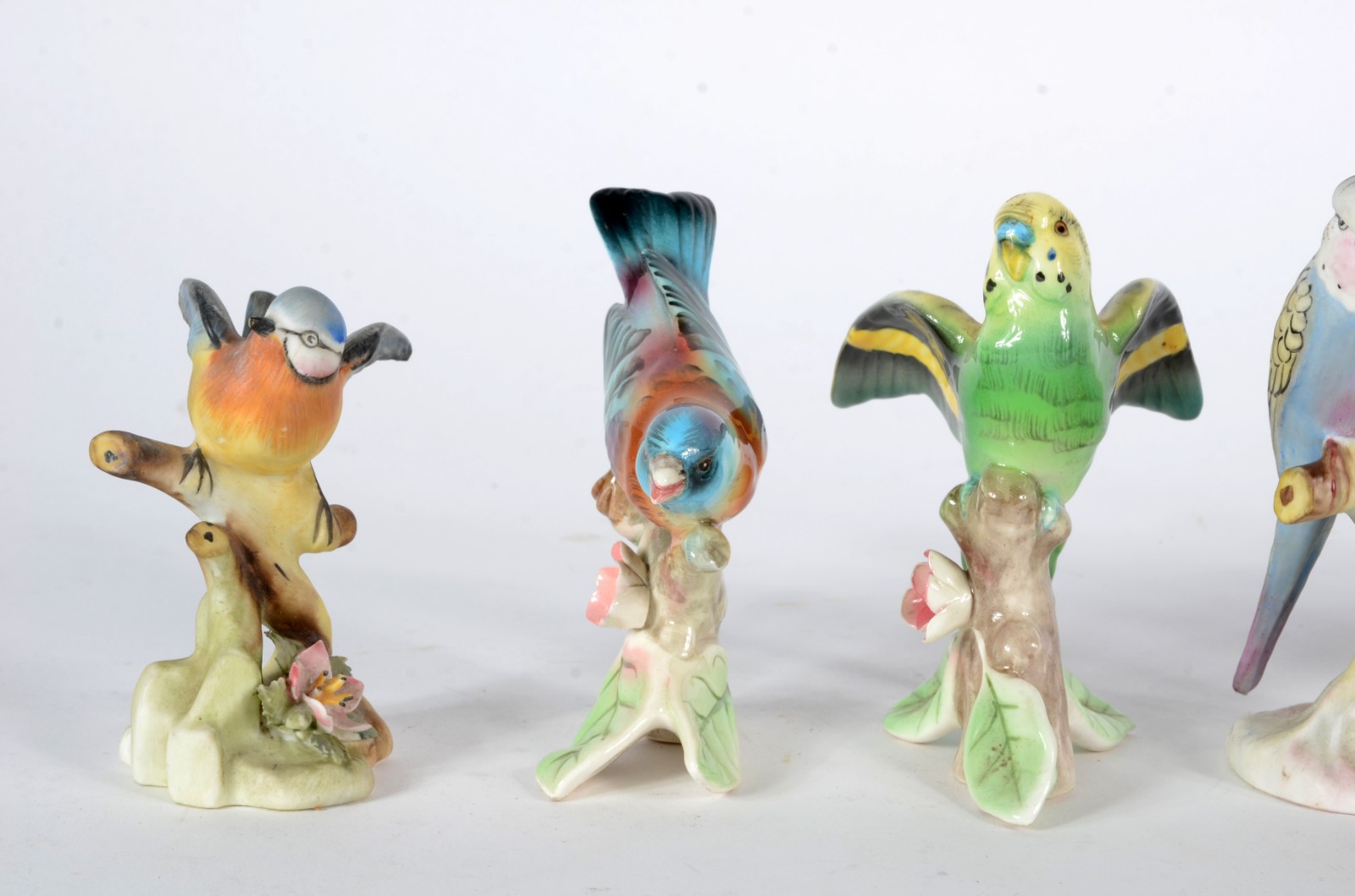 Conjunto com seis pássaros de porcelana policromada. Um deles com... - foto 2 de 10